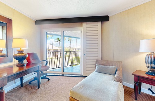 Hanamaulu Condo | Lovely condo on third floor with amazing resort pools, gym, spas, & restaurants
