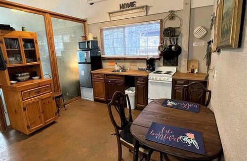 Marble Falls Cabin | Lovely Studio Rental with Hamilton Creek Views for Vacation in Marble Falls, Texas