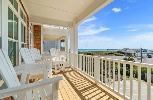 Atlantic Beach Villa | Lovely townhouse steps from the beach