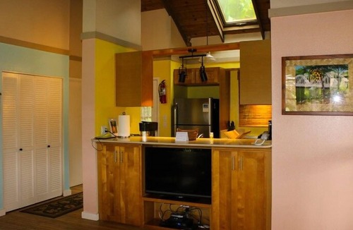 Maunaloa Apartment | Lovely Tropical Condo w/Shared Pool, Private Washer and Dryer, Free WiFi, Lanai