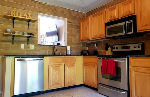Jacksonville House | Lucky Lodge: Sleeps 8! 3Bd/2Bth Home Away from Home