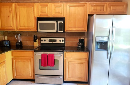 Jacksonville House | Lucky Lodge: Sleeps 8! 3Bd/2Bth Home Away from Home