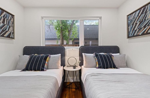Govalle House | Luminous Renovated Cottage Near Downtown
