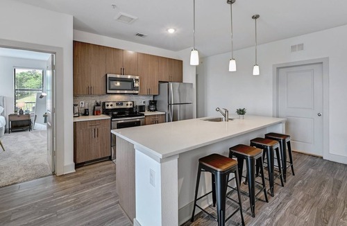 West Oak Hill Apartment | Lux 2Bed/2Bath Apt + King Bed + 1G WiFi