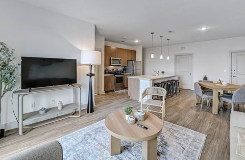 West Oak Hill Apartment | Lux 2Bed/2Bath Apt + King Bed + 1G WiFi