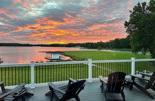 Mineral House | Lux 4BR Lkfront- in/outdoor fun-MovieRm-Gym-Dock-4private bathrooms, kayaks/SUP