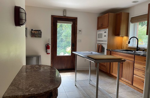 Asheville Apartment | LUX APT ~ PRIVATE HOT TUB ~ MTN VIEWS ~ 2M DOWNTOWN