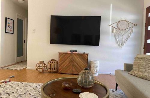 Sweetbriar House | Lux Boho Chic FREE Parking, Wi-Fi, Mins to Soco/DT