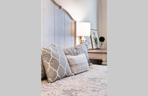 Old Town West Apartment | Luxe 2 BR With 2 King Beds Only 2 Blocks to Metro and Free Parking