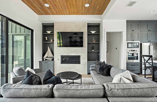 Spicewood House | Luxe 3-Story Retreat | Pickleball | Firepit | BBQ