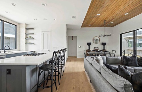 Spicewood House | Luxe 3-Story Retreat | Pickleball | Firepit | BBQ