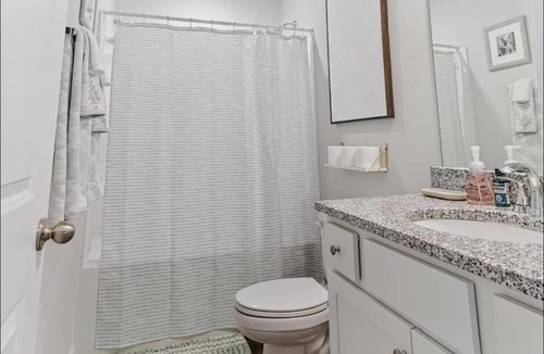 Morrow House | Luxe 4BR Townhome with Entertainment Area -10 mins from Airport