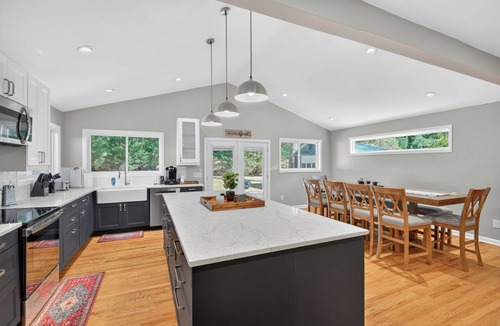 Durham House | Luxe Blue Haven 3BR + Sleeps 8 + Huge Fenced Yard