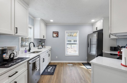 Ettrick House | Luxe Cottage - South Chesterfield Stylishly renovated, w/large master suite