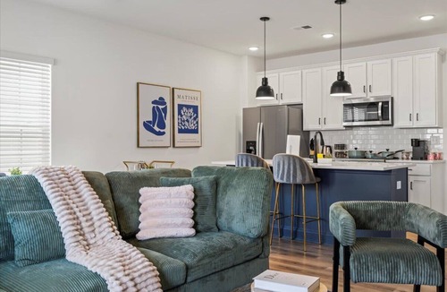 Charlotte House | Luxe King 3BR Townhouse Mins Uptown Charlotte!