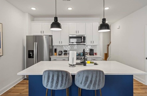 Charlotte House | Luxe King 3BR Townhouse Mins Uptown Charlotte!