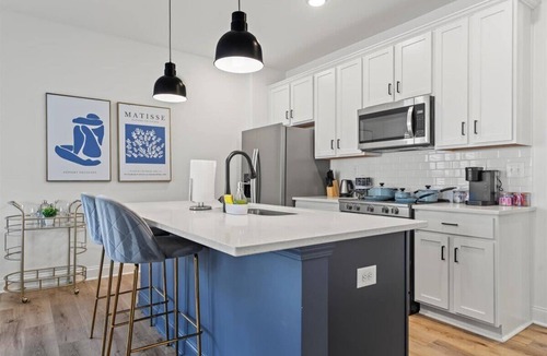 Charlotte House | Luxe King 3BR Townhouse Mins Uptown Charlotte!