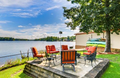 Chapin Apartment | Luxe Lakefront Apartment w/Shared Pool & Dock!