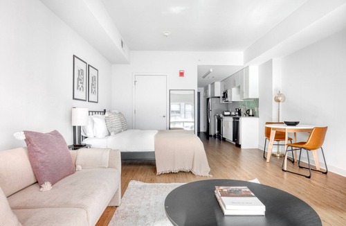 Mount Vernon Triangle Apartment | Luxe Mount Vernon Studio w/Pool, W/D & Gym, near Metro, by Blueground