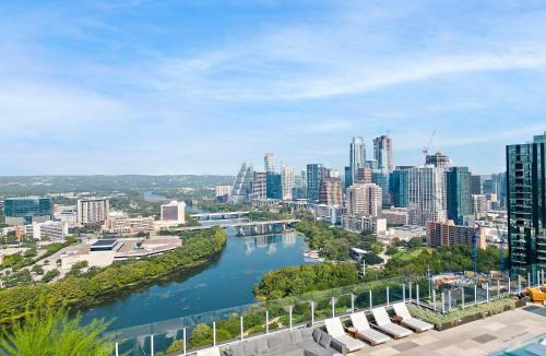 Rainey Street Historic District House | Luxe Rainey St High Rise - Heated Pool - Gym - ATX