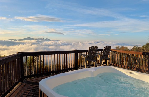 Banner Elk Cabin | Luxe | Ski-In/Out | Hot Tub | Panoramic Views | EV