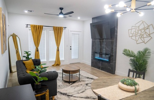 Dallas House | Luxe stay near downtown Dallas with fast Wi-Fi