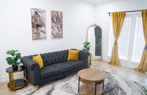 Dallas House | Luxe stay near downtown Dallas with fast Wi-Fi