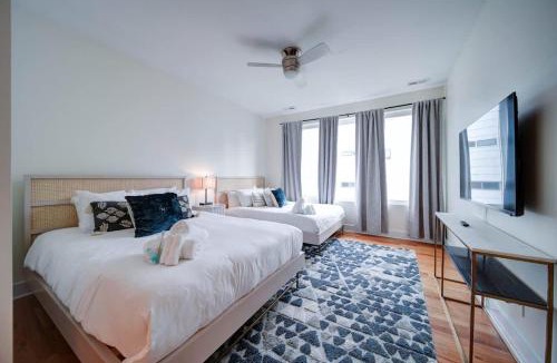 Third Ward House | Luxe Townhome Rooftop Hot Tub Parking