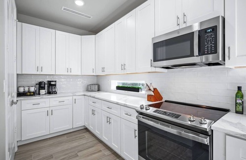 Old East Dallas House | Luxurious 3BR~HotTub~Skyline Views~Old East Dallas