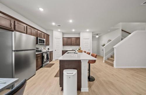 Denton House | Luxurious 4 Bed Duplex Getaway!