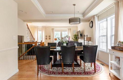 Northeast Bed & Breakfast | Luxurious & Cheery Private Room in DC