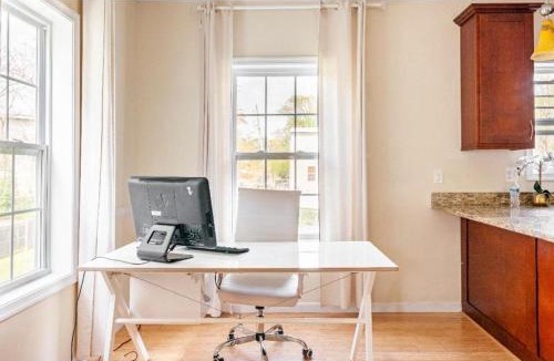 Northeast Bed & Breakfast | Luxurious & Cheery Private Room in DC