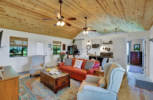 Fredericksburg Cottage | Luxurious Cottage on 3-Acre's in Fred Wine Country!