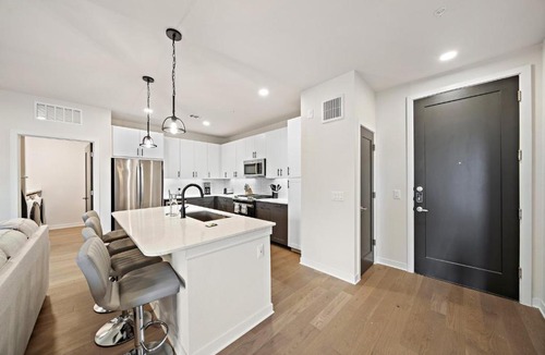 Washington Ave./ Memorial Park Apartment | Luxurious executive king suites
