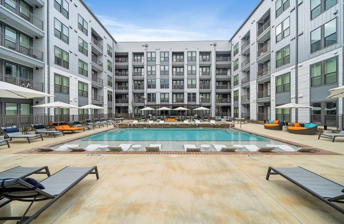 Washington Ave./ Memorial Park Apartment | Luxurious king executive suite