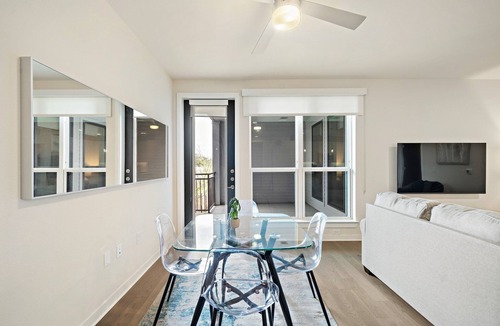 Washington Ave./ Memorial Park Apartment | Luxurious king executive suite