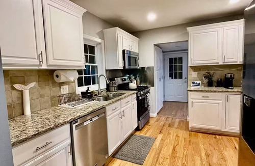 Groveton House | Luxurious large estate house in beautiful Alexandria!