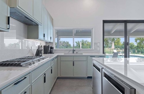 Pleasant Valley House | Luxurious Modern Retreat With Private Pool Patio