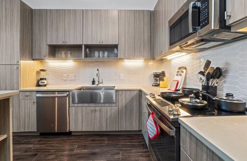 West Oak Hill Apartment | Luxurious New Unit|1Bd1Ba|Pool, Golf Sim