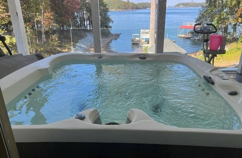 Buford House | Luxurious Oasis over Lake Lanier Islands & Margaritaville! Hot Tub! Boat Dock!