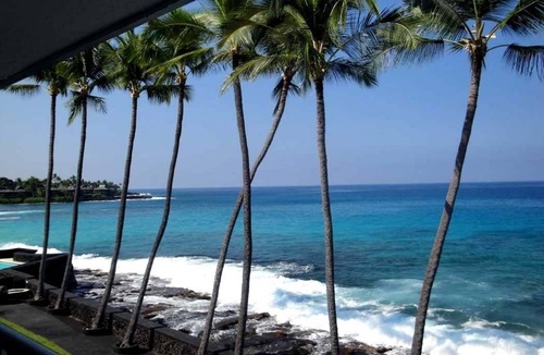 Kahaluu Bay Condo | Luxurious Oceanfront Penthouse Condo Air Conditioned. Sleeps 4
