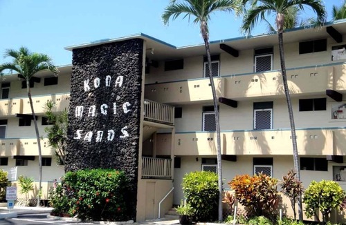 Kahaluu Bay Condo | Luxurious Oceanfront Penthouse Condo Air Conditioned. Sleeps 4