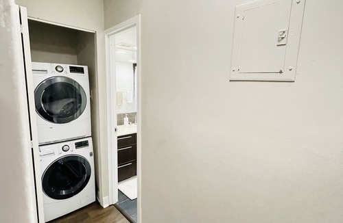 Downtown Apartment | Luxury 1-Bedroom with Rooftop Pool,Gym Facility