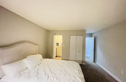 Downtown Apartment | Luxury 1-Bedroom with Rooftop Pool,Gym Facility