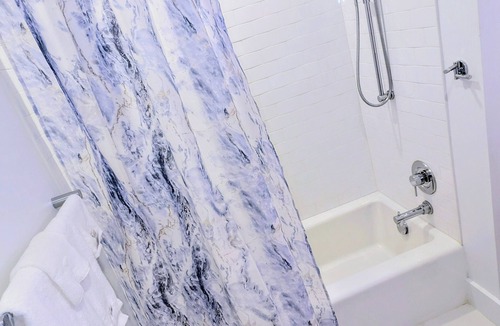 Gallaudet Bed & Breakfast | Luxury 1-bedroom with rooftop pool,AC in fabulous Downtown Washington