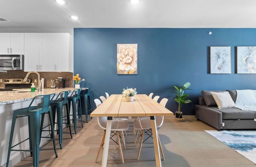 Uptown Apartment | Luxury 1BD | Uptown | Sleeps 4 | Free Parking