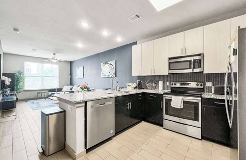 Uptown Apartment | Luxury 1BD | Uptown | Sleeps 4 | Parking
