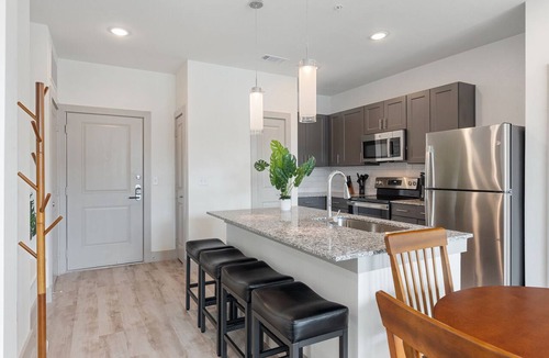 Stony Ridge North Apartment | Luxury 2BD/2BA Next to Airport zvq6