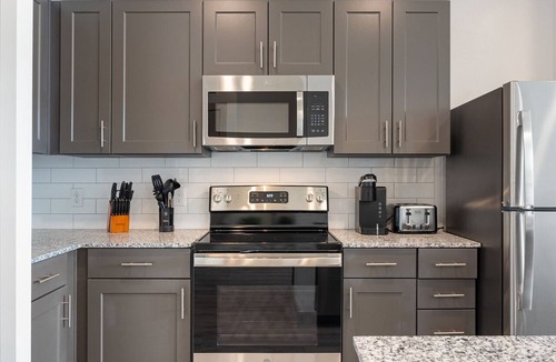 Stony Ridge North Apartment | Luxury 2BD/2BA Next to Airport zvq6