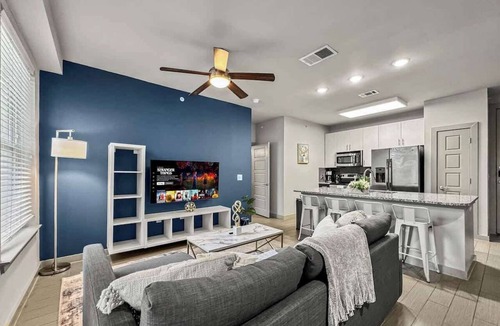 Uptown Apartment | Luxury 2BD | Uptown | Sleeps 8 | Parking